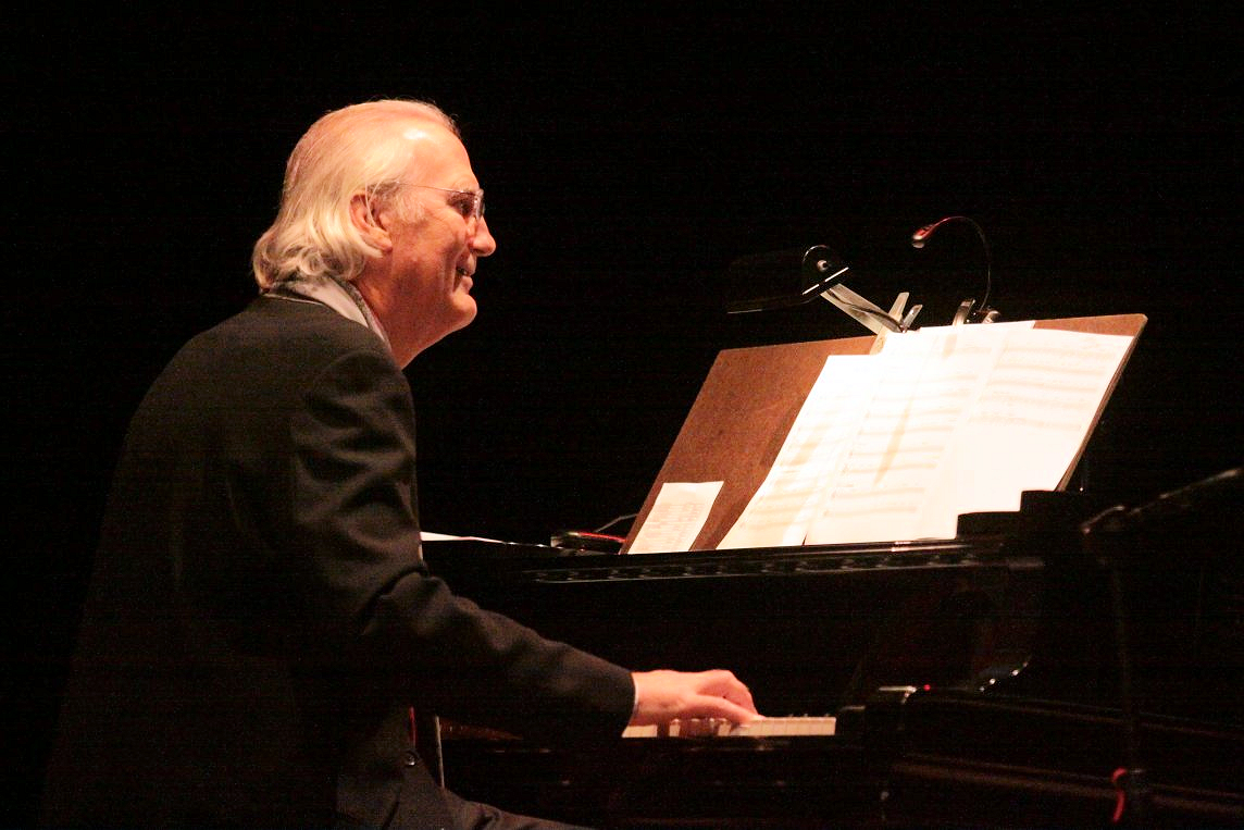 Bill Hecht on stage. Photo by David Rocco.